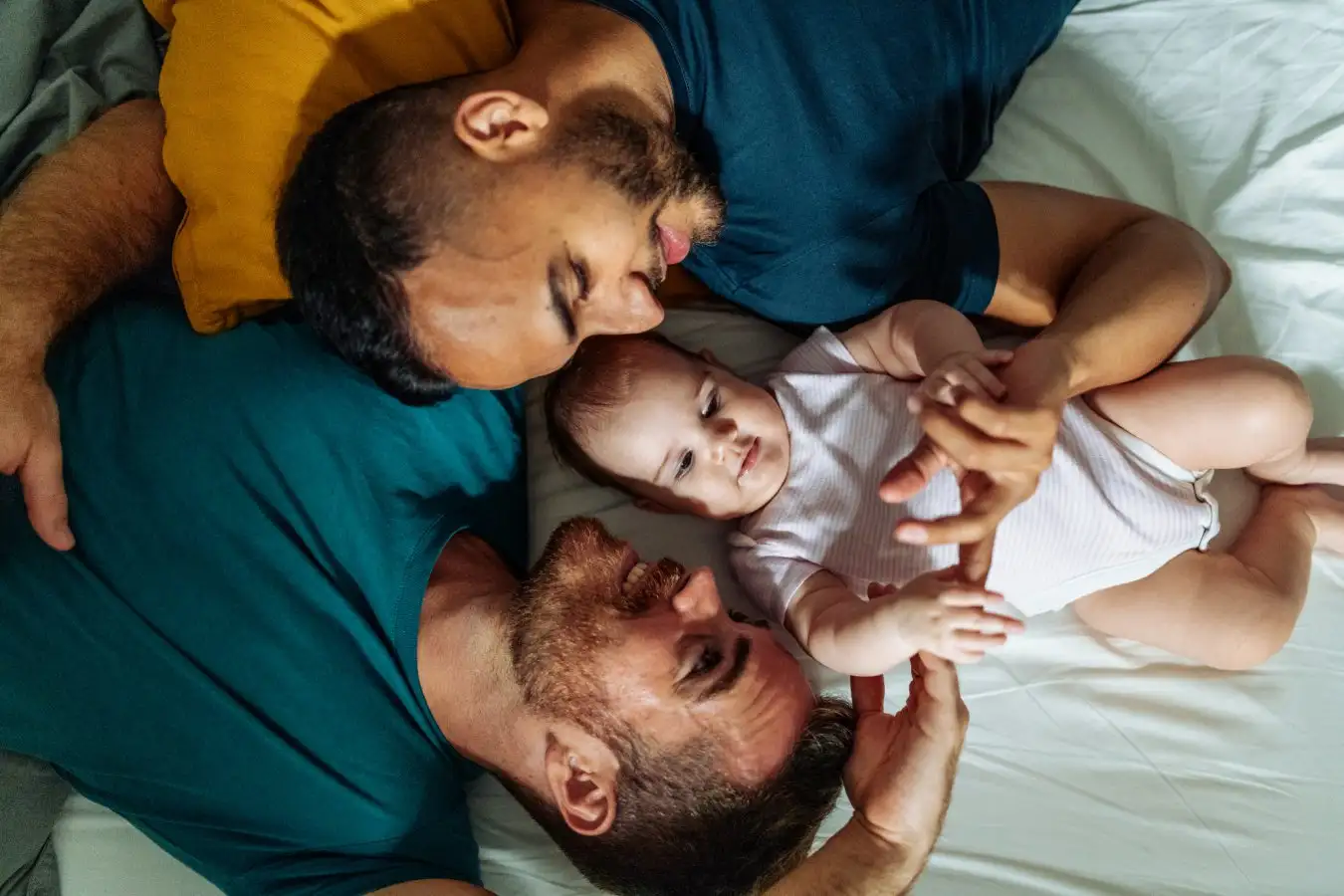 Deux papas avec leur bébé